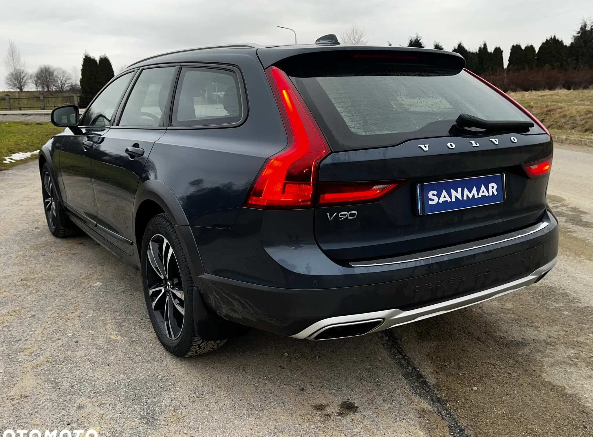 Volvo V90 Cross Country cena 129990 przebieg: 178000, rok produkcji 2019 z Sanok małe 232